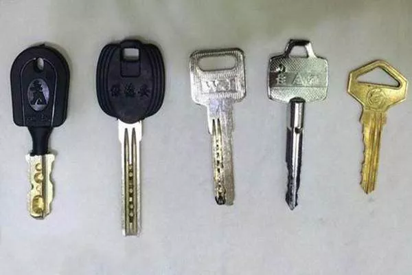 济南开锁不防盗的钥匙种类，及时更换c级防盗锁芯指纹锁，预防被盗。